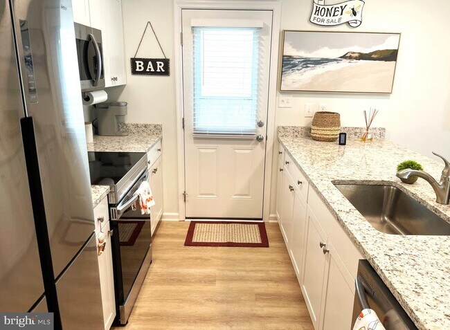 Building Photo - 216 5th St