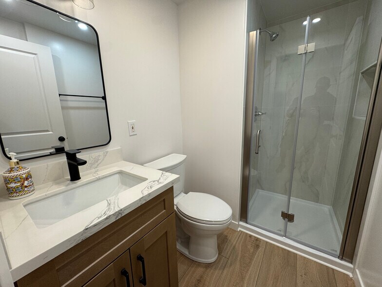 Building Photo - 2204 Lausett Ave