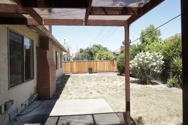 Building Photo - Cute Single Family Home, Updated Kitchen, ...