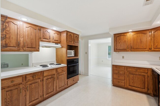 Building Photo - Charming One-Level Home Nestled Among Matu...