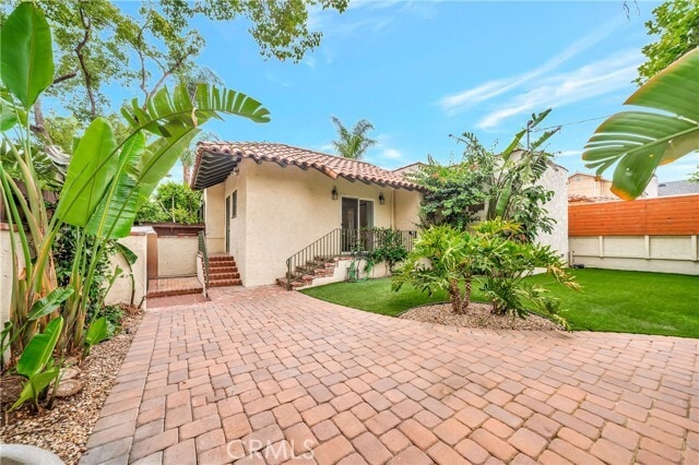 Building Photo - 546 S Beachwood Dr