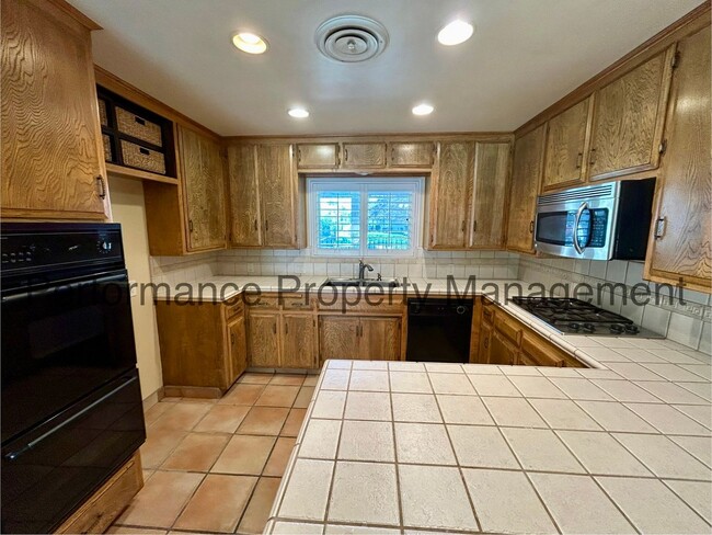 Building Photo - Cozy 3 Bed/2 Bath SW Bakersfield Home w/ P...