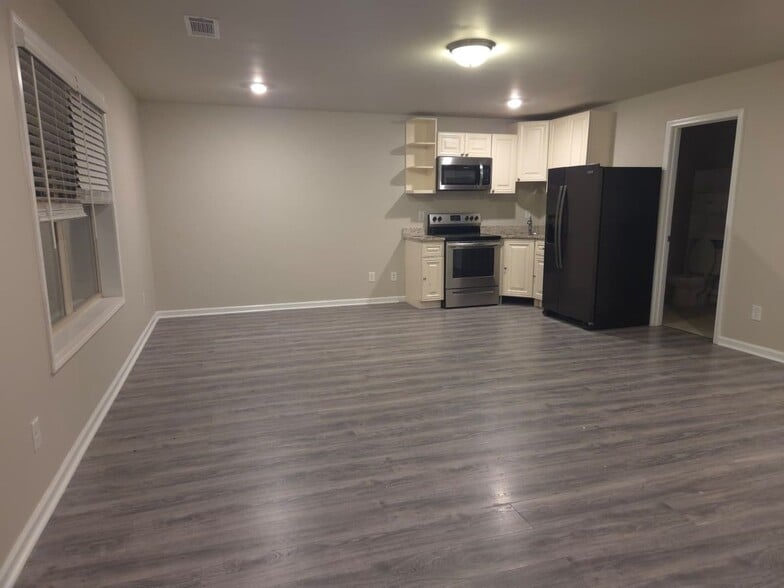 Building Photo - 302 Cashes Dr