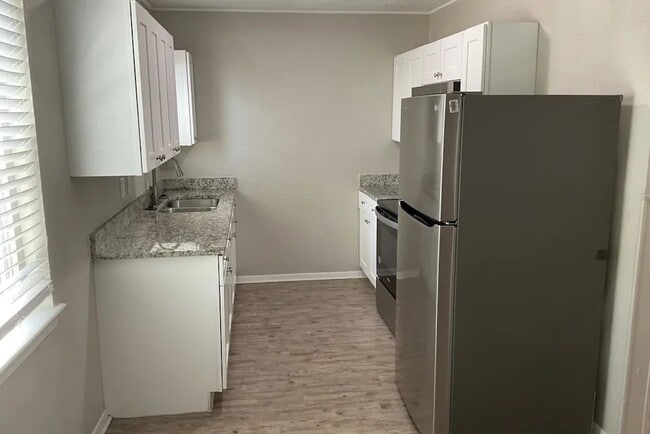 Building Photo - 3064 Albany Dr