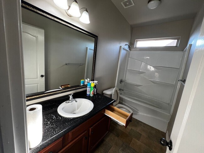 Building Photo - Fultondale/ Chapel Hill Sub-Division 4 BR / 2 Barhrooms / 2 car Garage