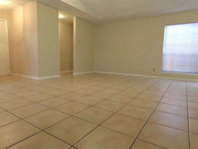 Building Photo - South Tyler! Spacious 3 Bedroom, 2 Bath Du...