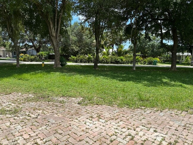 Building Photo - Spacious 2BR 2BA Home w/ Laundry on site + Driveway Parking + Patio & Yard in Miami