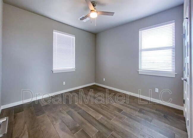 Building Photo - 917 Apple Blossom Way