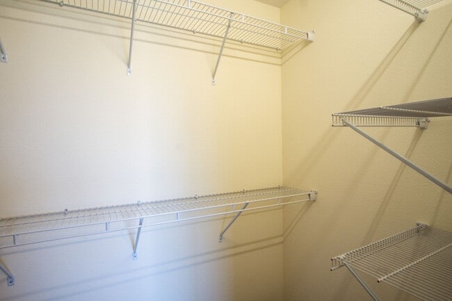 Building Photo - Great Piedmont 3 Bdr Townhouse w/Fireplace, DW + Garage!