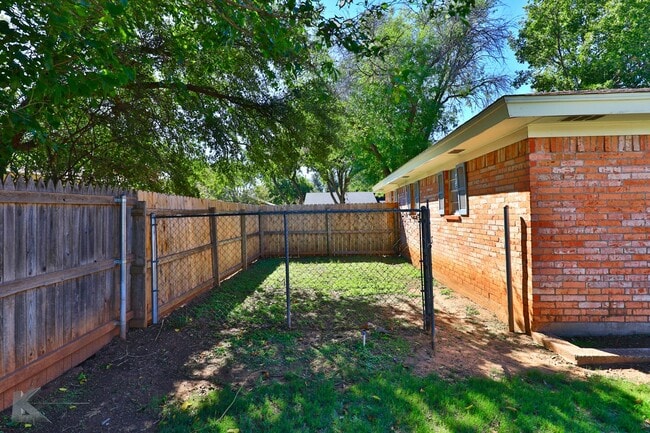 Building Photo - Complete RENOVATION only a few years ago!  Large bedrooms!