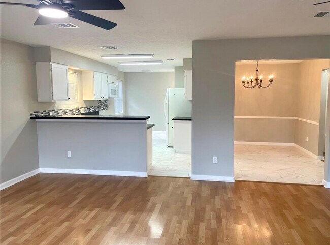 Building Photo - 5030 Valleyview Dr