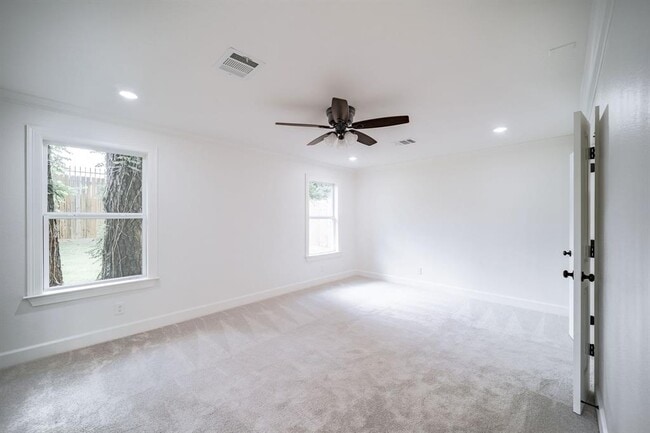 Building Photo - 10038 Westview Dr