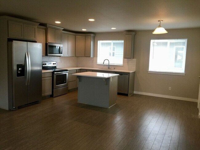 Building Photo - Beautiful 3 Bedroom Duplex with Garage!