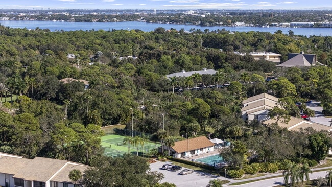 Building Photo - 2025 SW Silver Pine Way