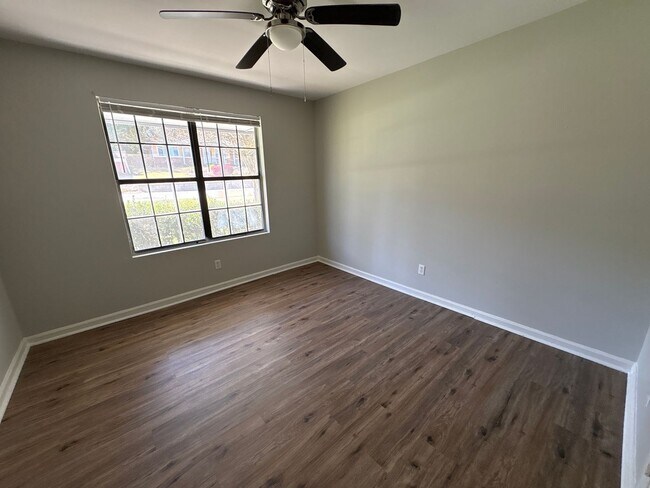 Building Photo - 2737 Royal St