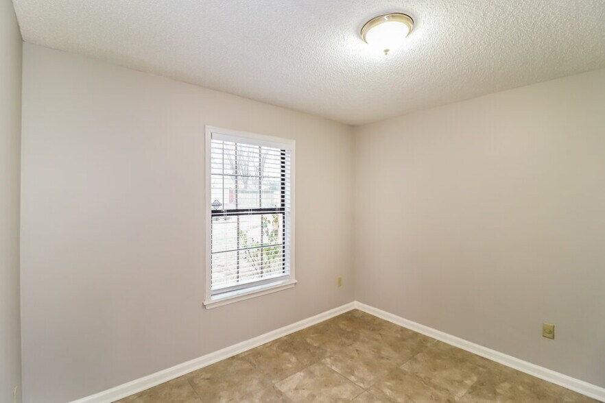 Building Photo - 6610 Shaker Ln