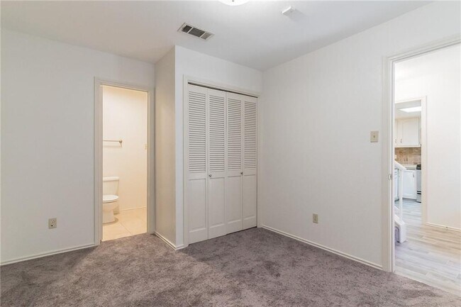 Building Photo - 7211 Lakewood Dr