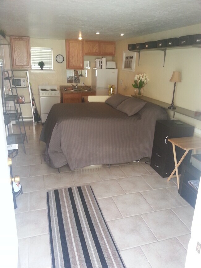 Studio View - 2715 Cleburne St