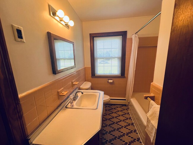 Building Photo - 3 bedroom 1 bath rancher with full basement