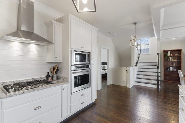 Building Photo - Luxurious 4-Bed Townhouse with Fireplace &...