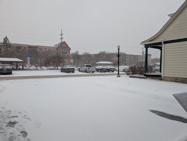 Steps from Main St Station - 924 Warren Ave