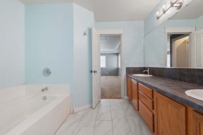 Building Photo - 14081 SW Viewpoint Ct