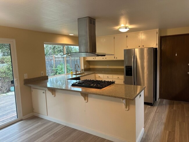 Building Photo - Beautiful custom 3 bedroom 2 bathroom hous...