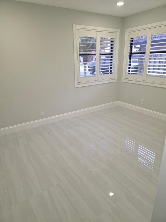 Building Photo - 6701 W Wedgewood Ave