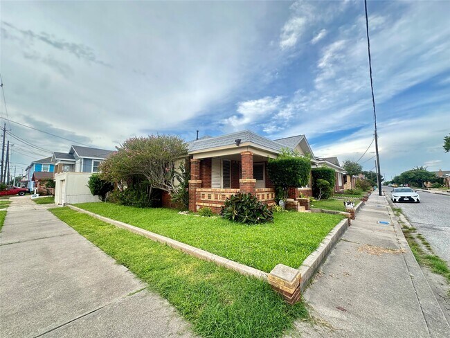 Building Photo - 3828 Avenue S 1/2