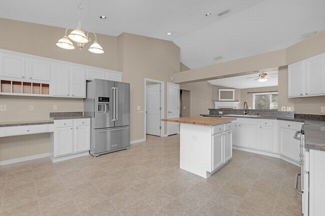 Building Photo - Pet Friendly Home Available Now!