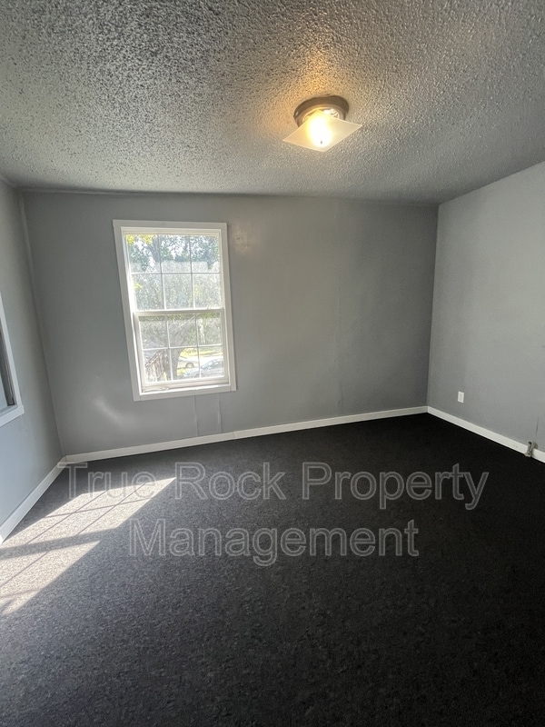 Building Photo - 405 1/2 W 10th