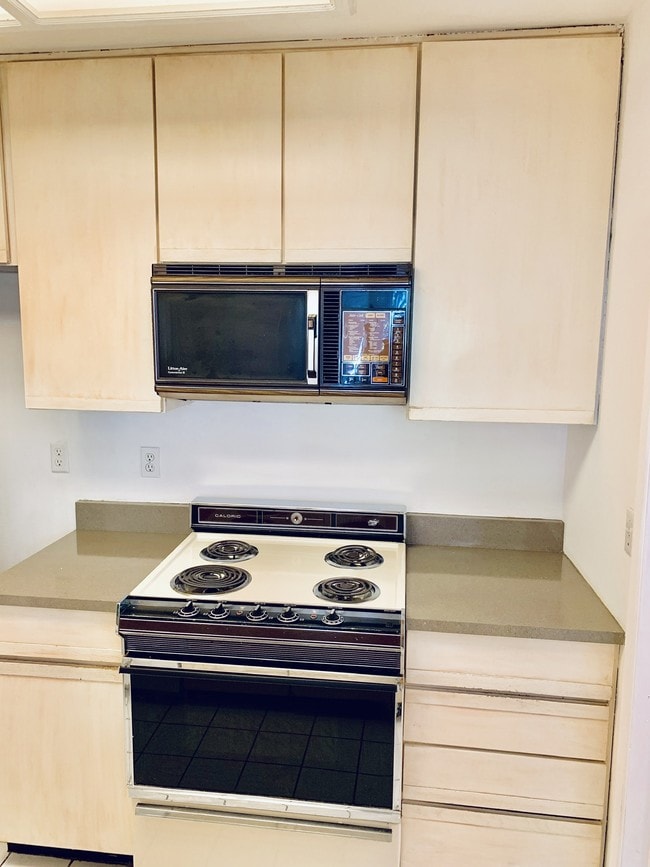 Building Photo - 5460 White Oak Ave