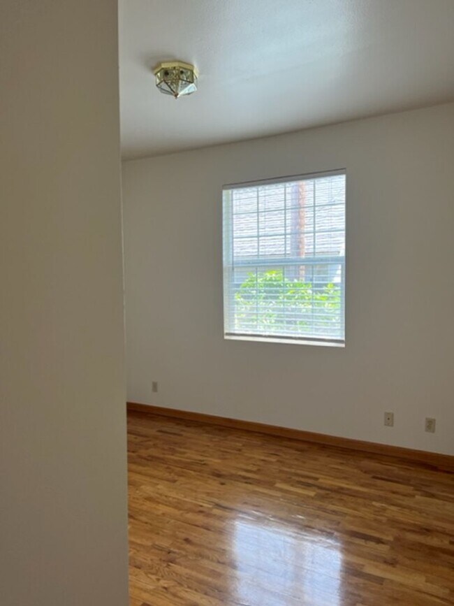 Building Photo - Beautiful Single Story home in Carmichael, 4+2, Large living area, 2 garages.