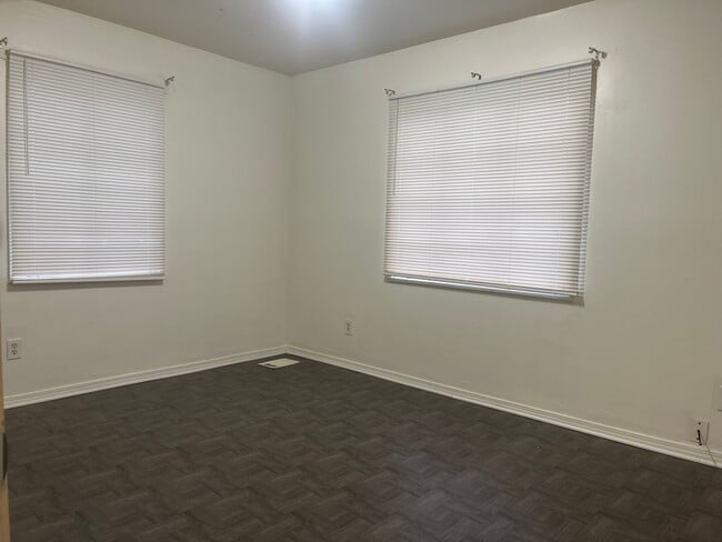 Building Photo - SINGLE FAMILY HOME DOWN THE STREET FROM WALMART