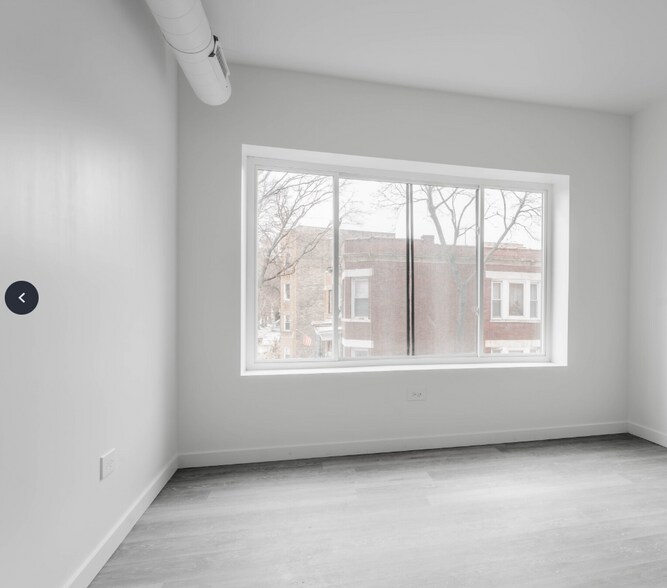Building Photo - 1712 W Glenlake Ave