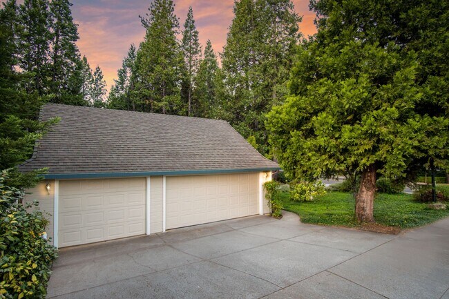 Building Photo - Spacious 3 Bedroom 2 Bathroom Home in Conv...