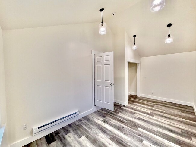 Building Photo - Stunning, Newly Renovated 3BR | 1BA