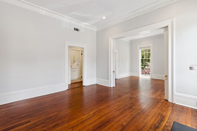 Building Photo - Historic One Bedroom Apartment in Downtown Savannah