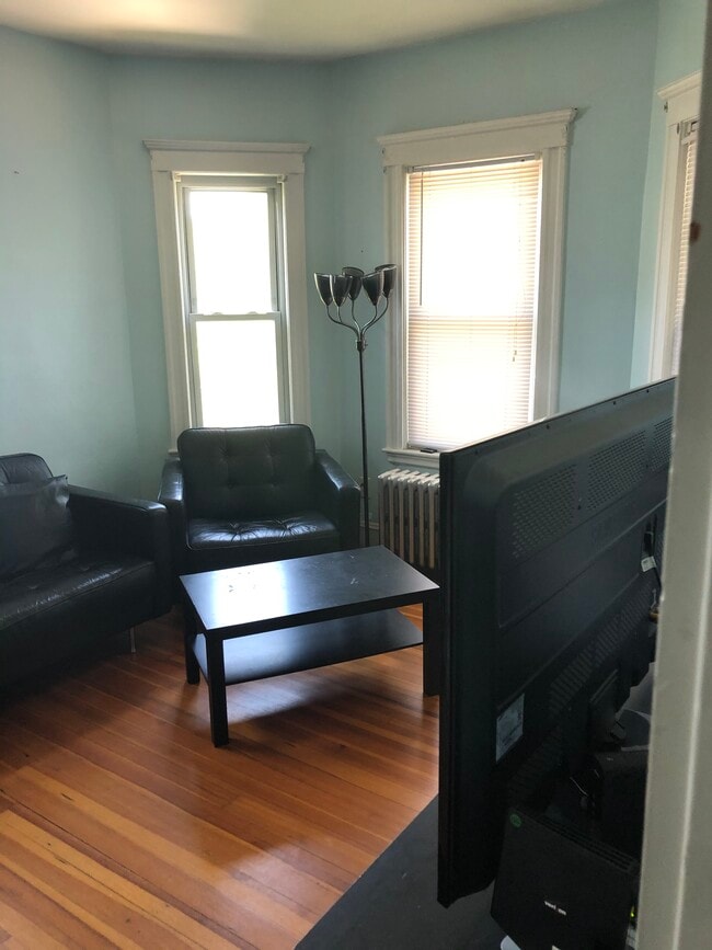 Building Photo - 204 Fellsway W