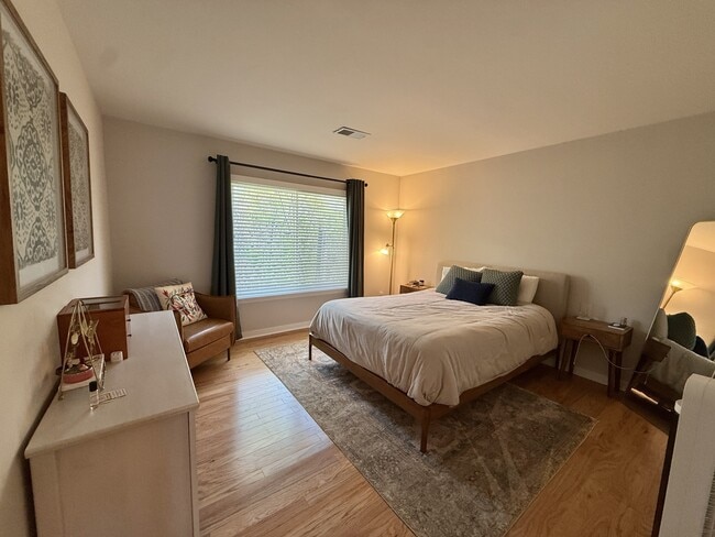 Building Photo - 980 Sutton Ct