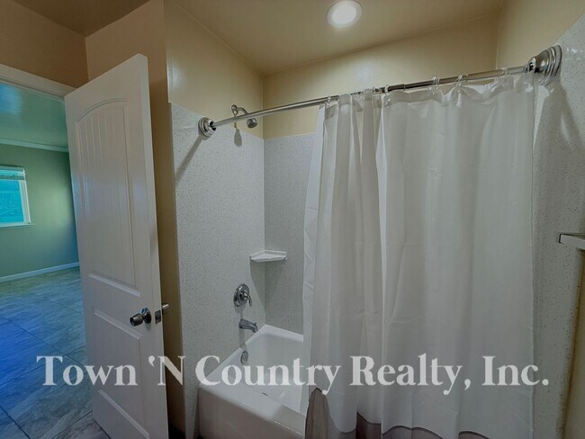 Building Photo - 1687 Siskiyou Dr