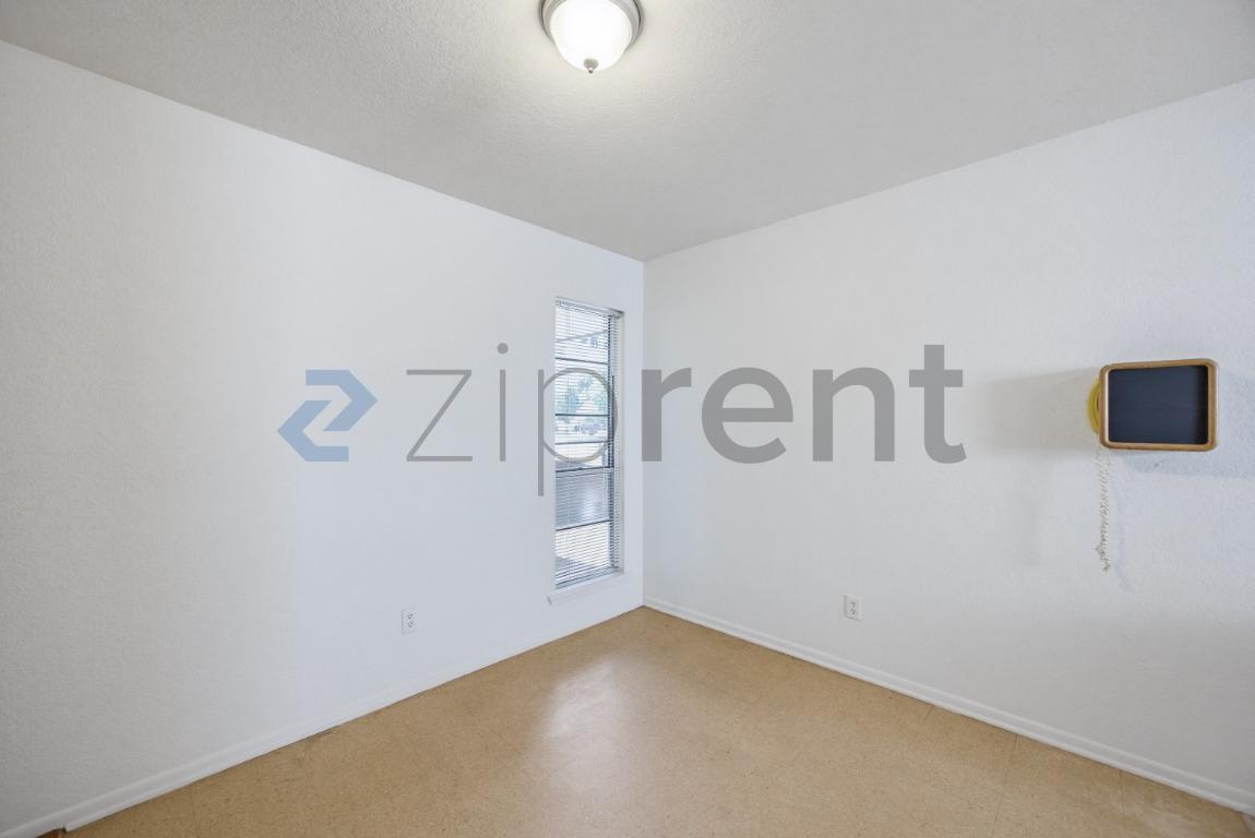 Building Photo - Unit