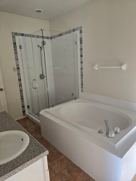 Building Photo - 16467 Enclave Village Dr