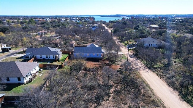 Building Photo - 111 E Hickory Dr