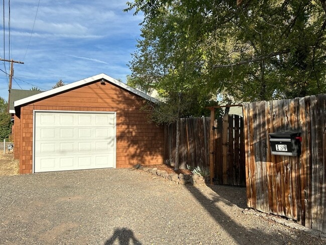 Building Photo - Downtown Redmond Charm 3 Bedroom / 1 Bath