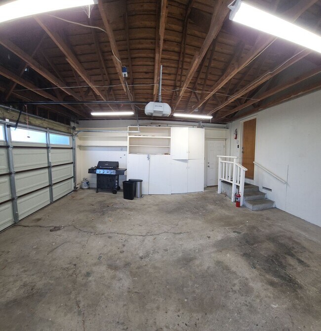 Building Photo - 5 Bedroom 3 bathroom in close proximity to POLY CAMPUS!