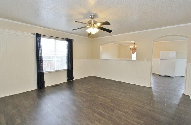 Building Photo - Spacious Home in Quiet Neighborhood