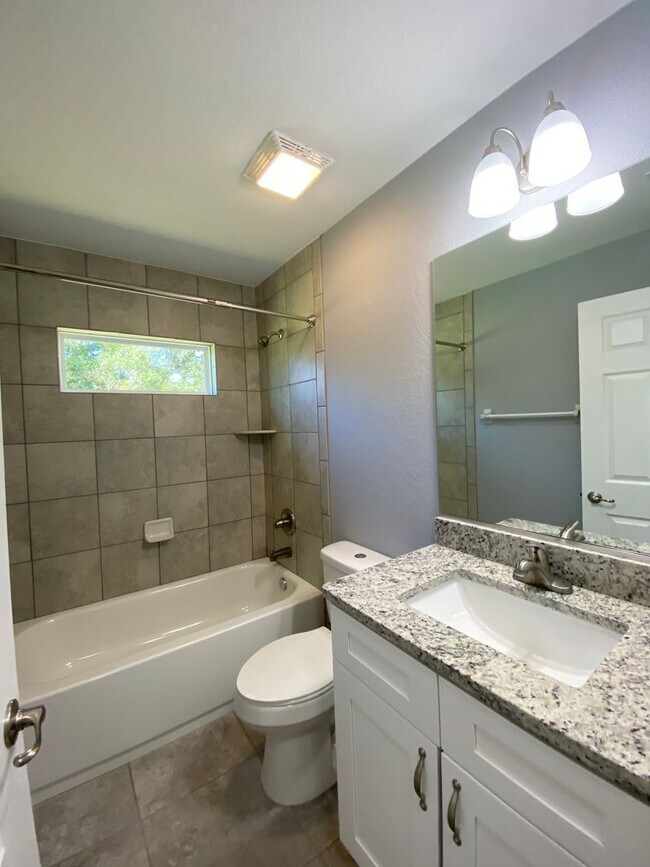 Building Photo - Desirable SW Ocala Neighborhood 3/2/2 *WON...