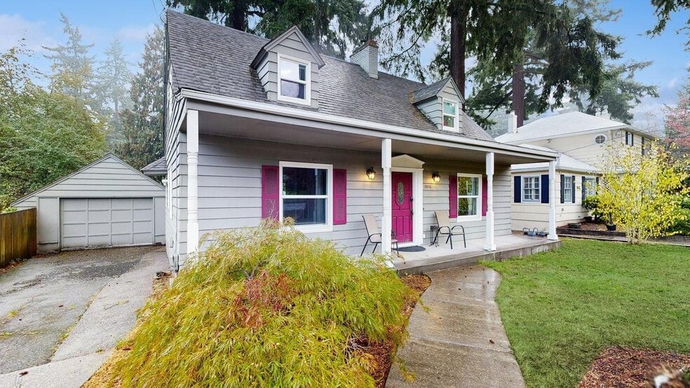 Building Photo - Cozy home with fenced yard and hot tub in NE Portland