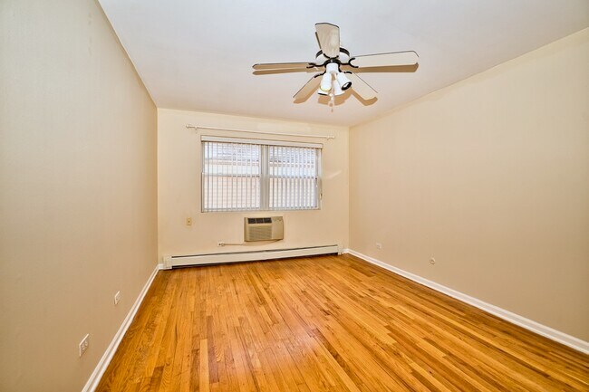 Building Photo - 1930 W Estes Ave